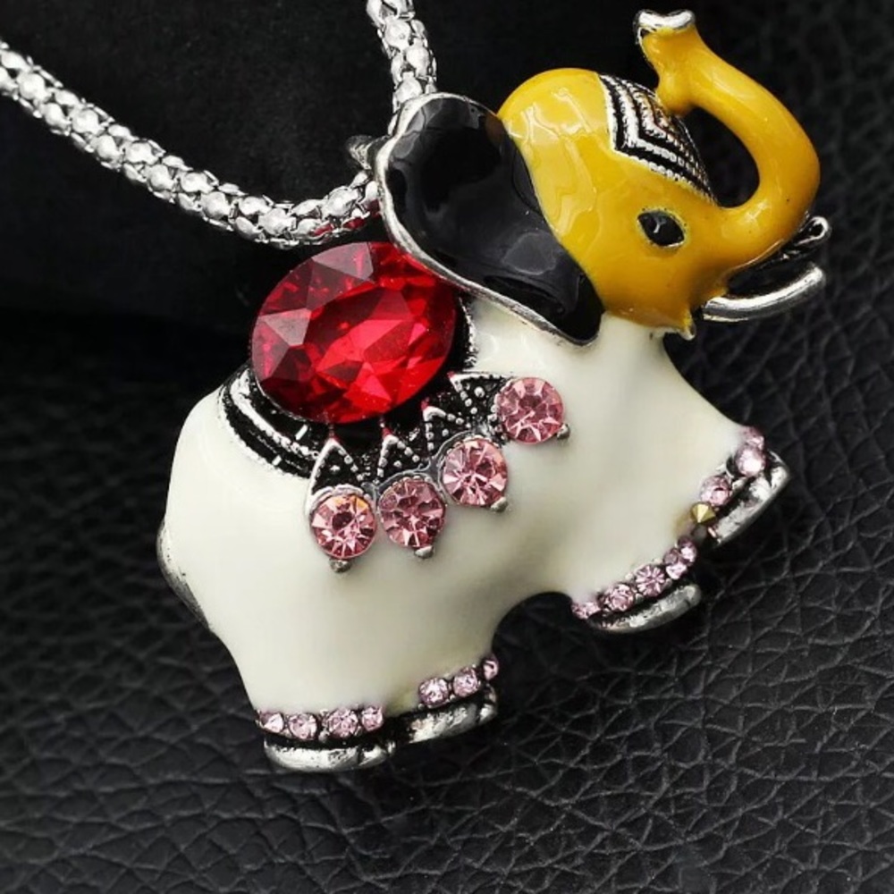 NWT ELEPHANT NECKLACE